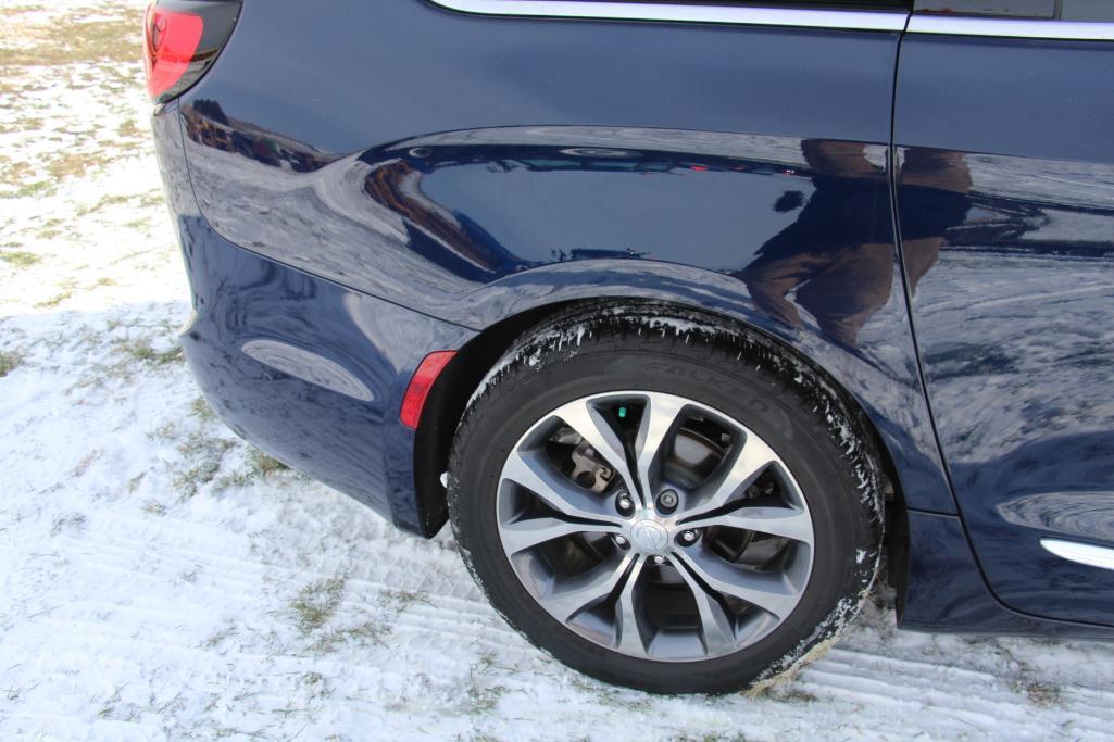 2017 Chrysler Pacifica LTD minivan