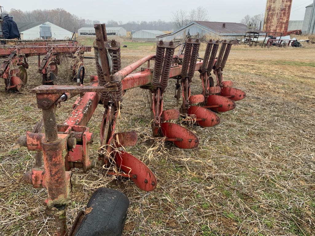 MF 880 5-bottom plow