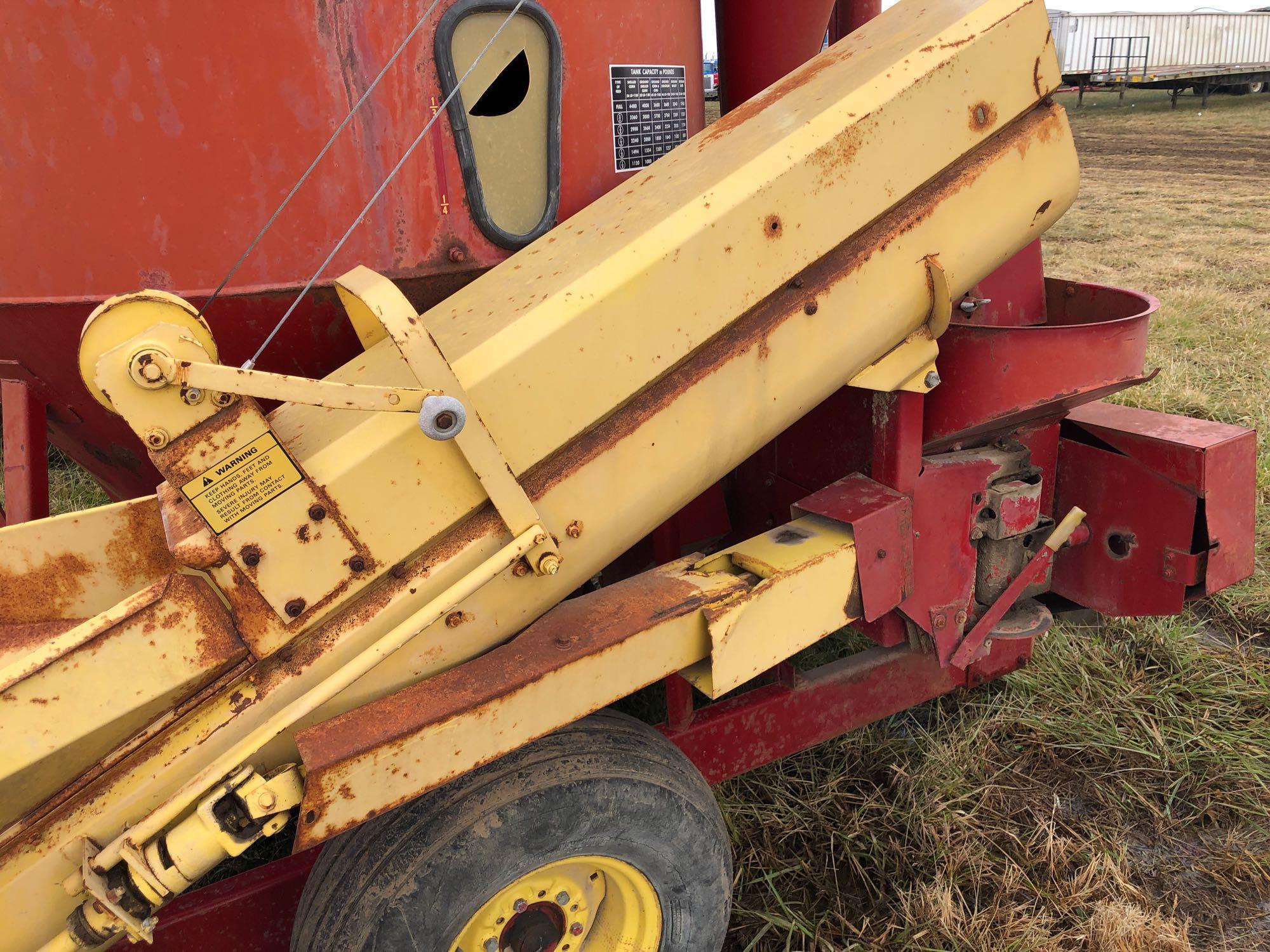 New Holland 353 grinder mixer