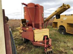 New Holland 353 grinder mixer