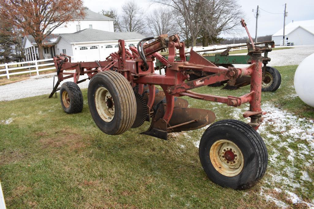 International 700 7-bottom plow