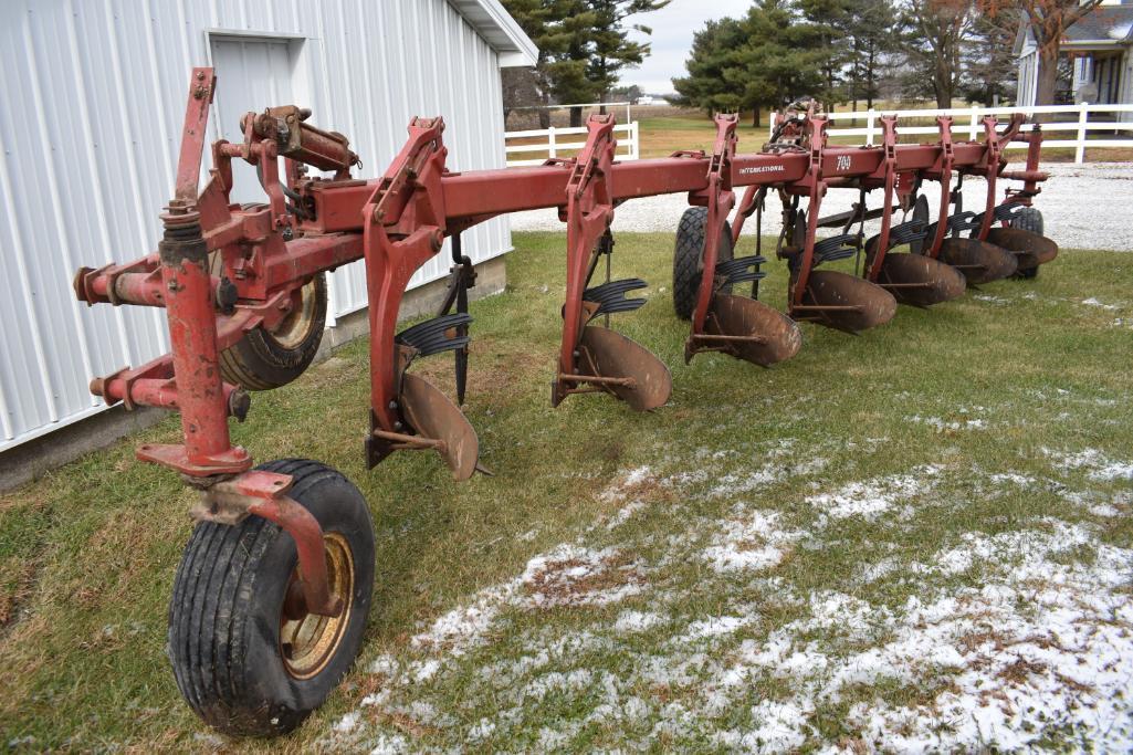 International 700 7-bottom plow