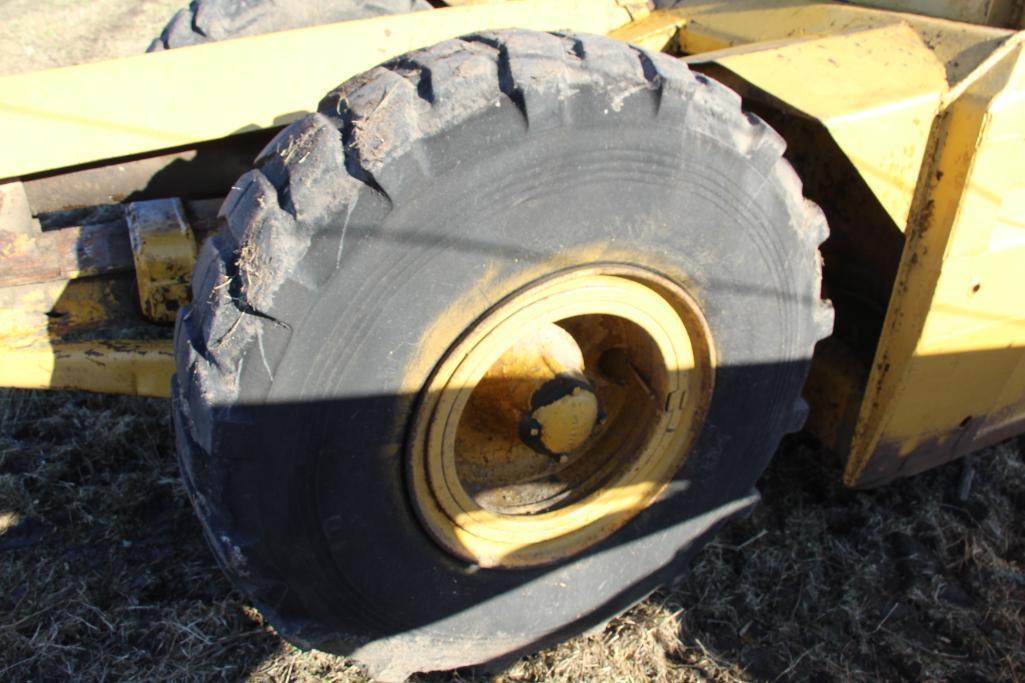 Caterpillar pull-type dirt scraper