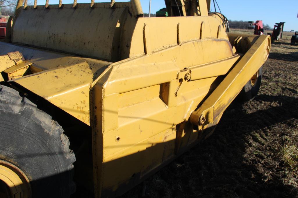 Caterpillar pull-type dirt scraper