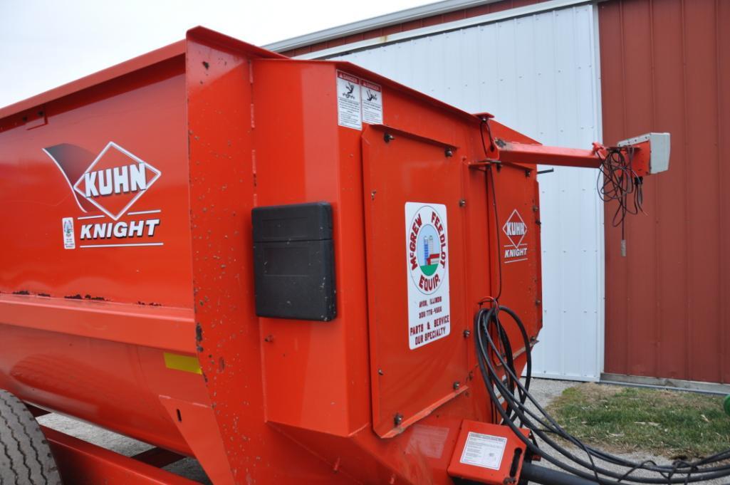 Kuhn Knight 3125 Reel Auggie mixer feed wagon