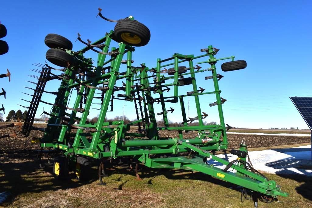 2011 John Deere 2210 45' field cultivator