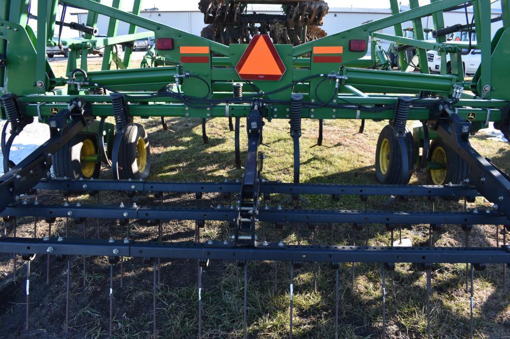 2011 John Deere 2210 45' field cultivator