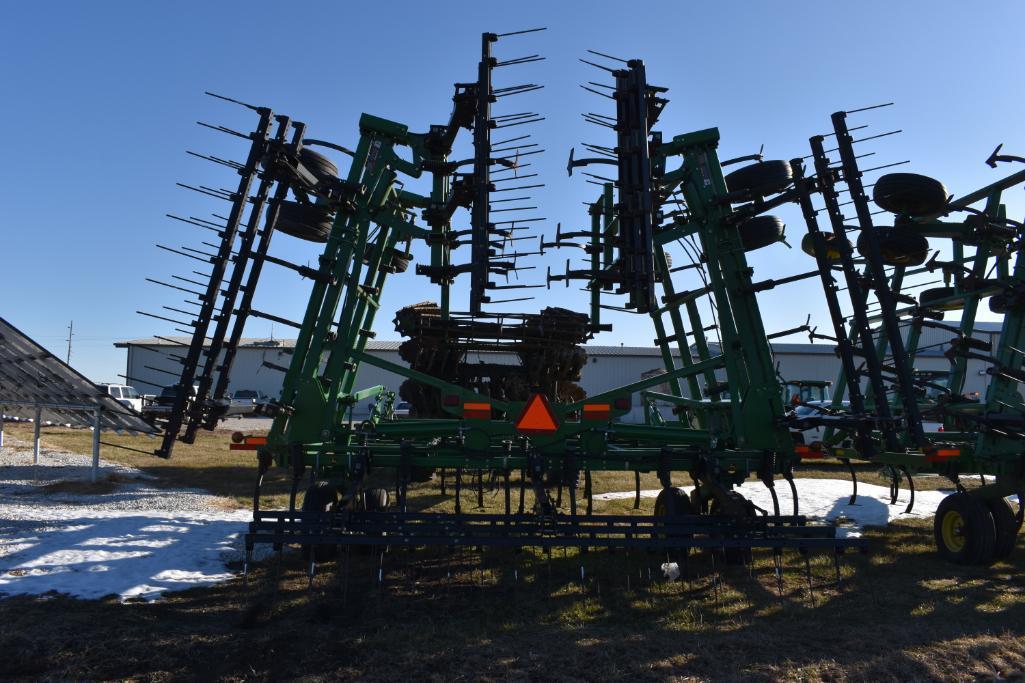 2011 John Deere 2210 45' field cultivator