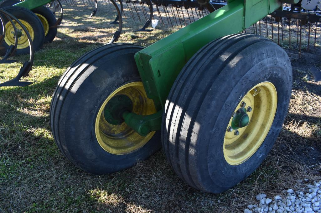 2011 John Deere 2210 45' field cultivator