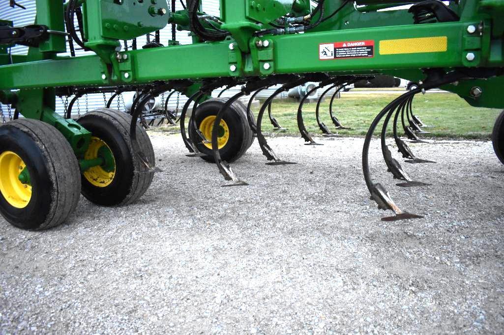 2013 John Deere 2210 45'6" field cultivator