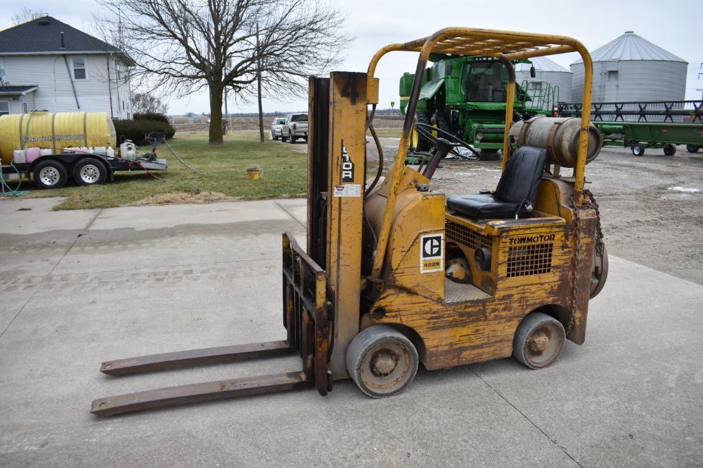 Caterpillar 422S 3,000 lb. LP forklift