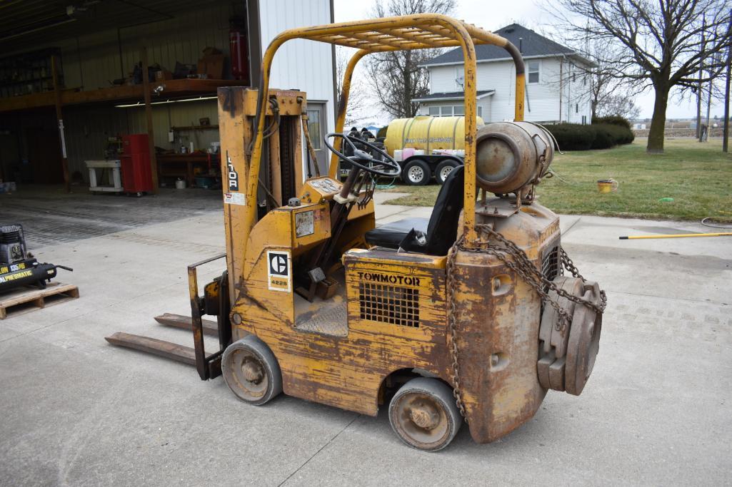 Caterpillar 422S 3,000 lb. LP forklift