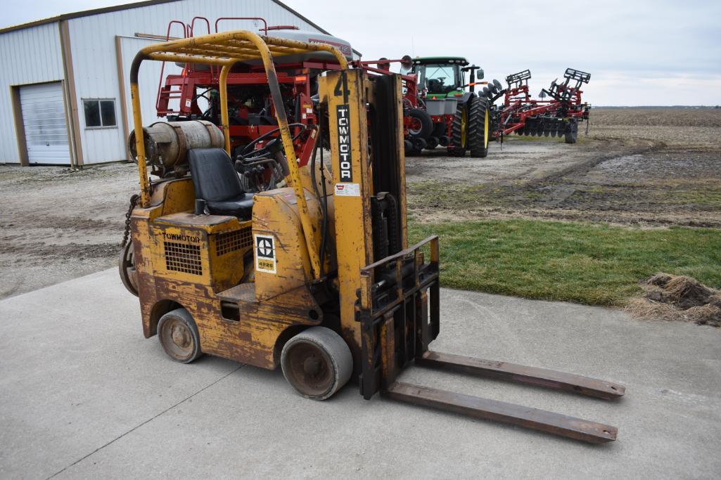 Caterpillar 422S 3,000 lb. LP forklift