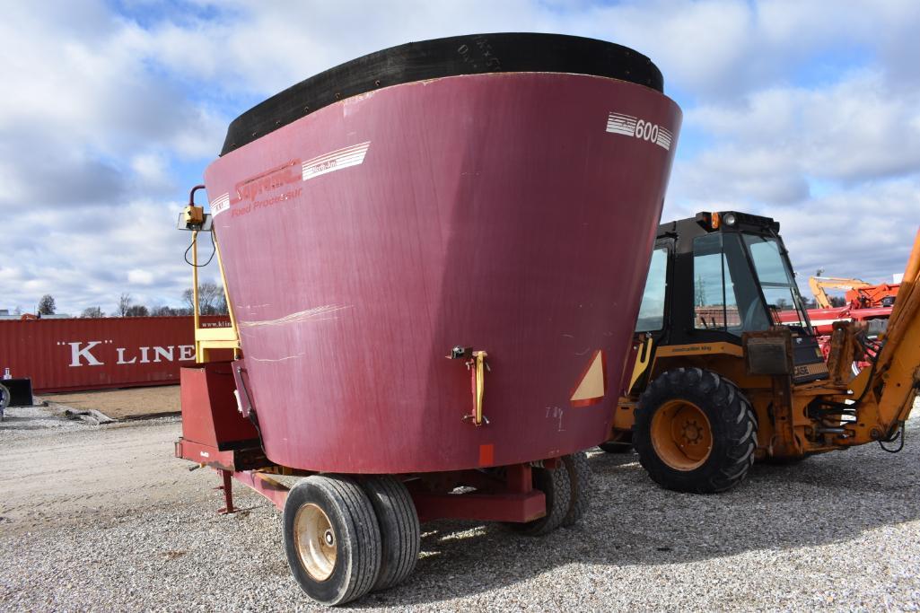 Supreme 600 mixer feed wagon