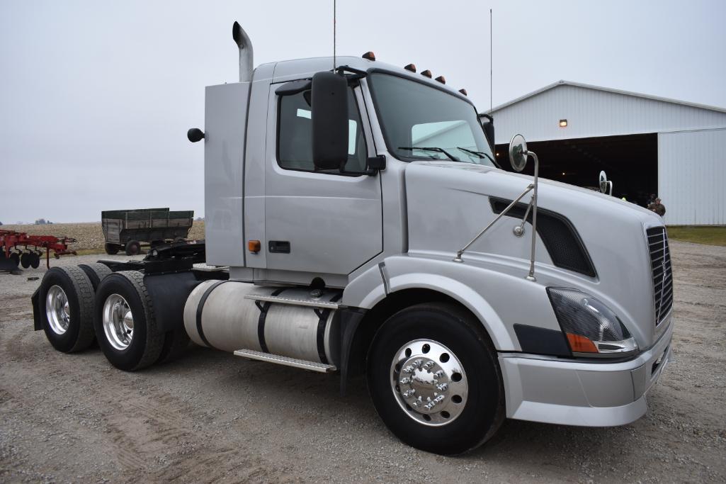 2005 Volvo daycab truck