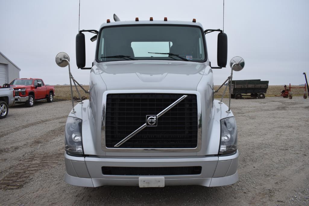 2005 Volvo daycab truck