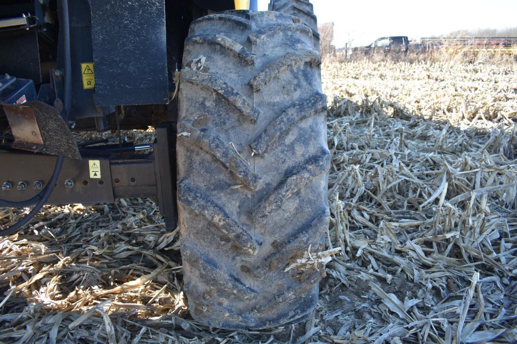 2005 New Holland CR960 2wd combine