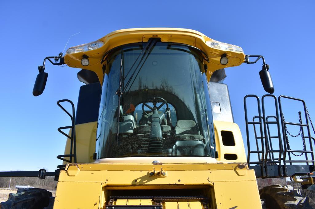 2005 New Holland CR960 2wd combine