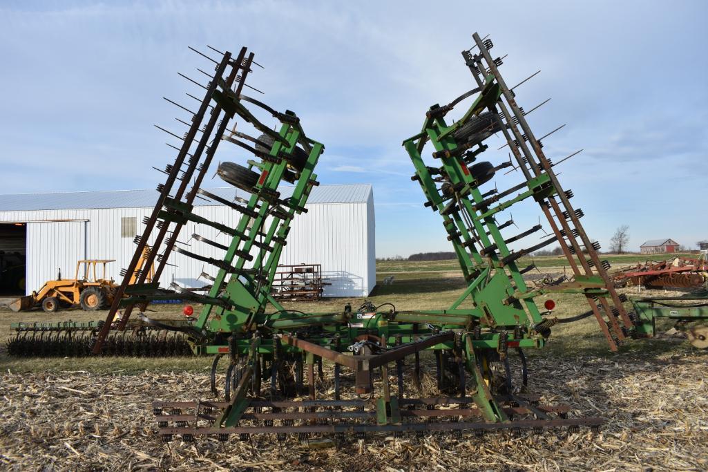 John Deere 960 30' field cultivator