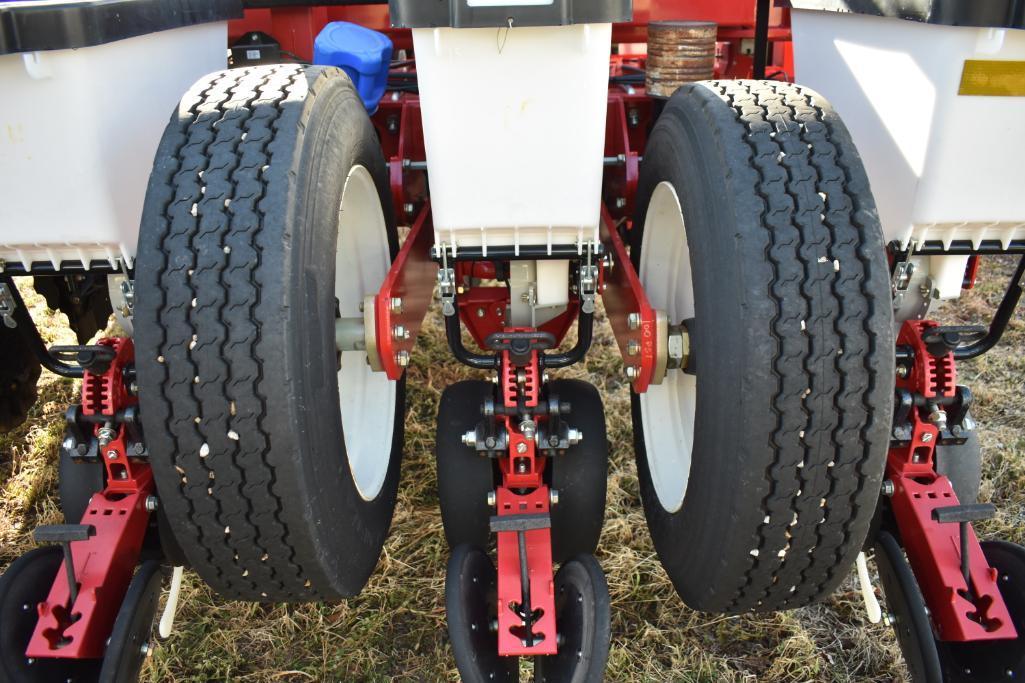 2014 White 9800 16 row 30" planter