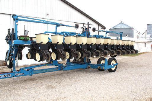 1997 Kinze 2600 12/24 planter