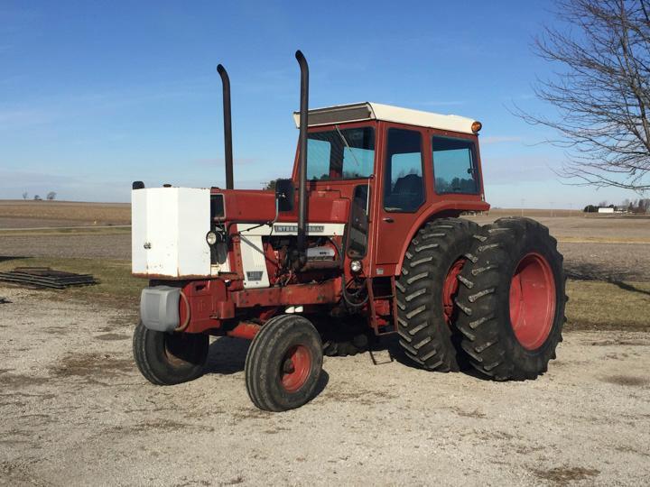 1974 IH 1468 V8 tractor