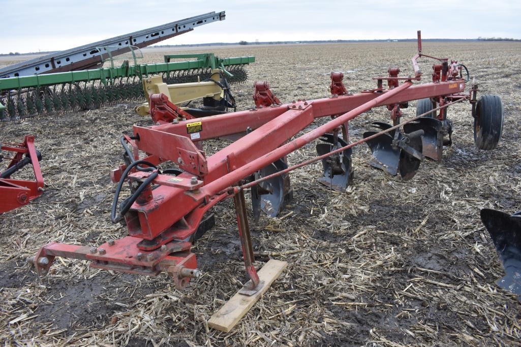 IH 720 5-bottom plow