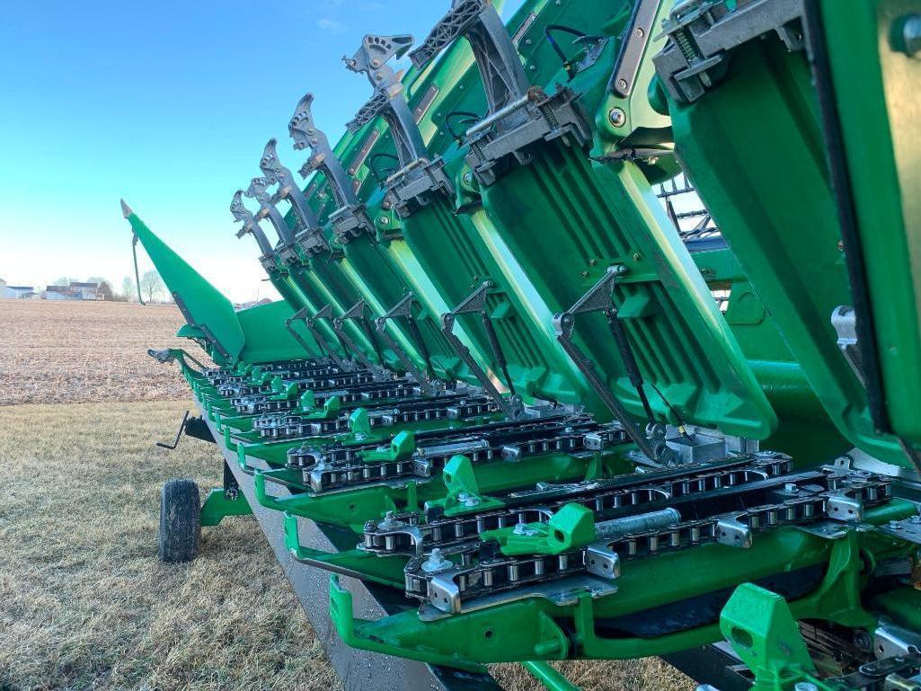 2015 John Deere 608C 8 row 30" corn head