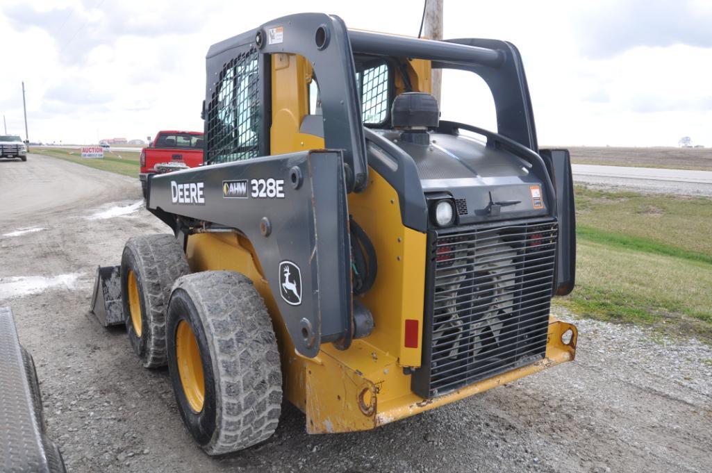 2015 JD 328E skid steer