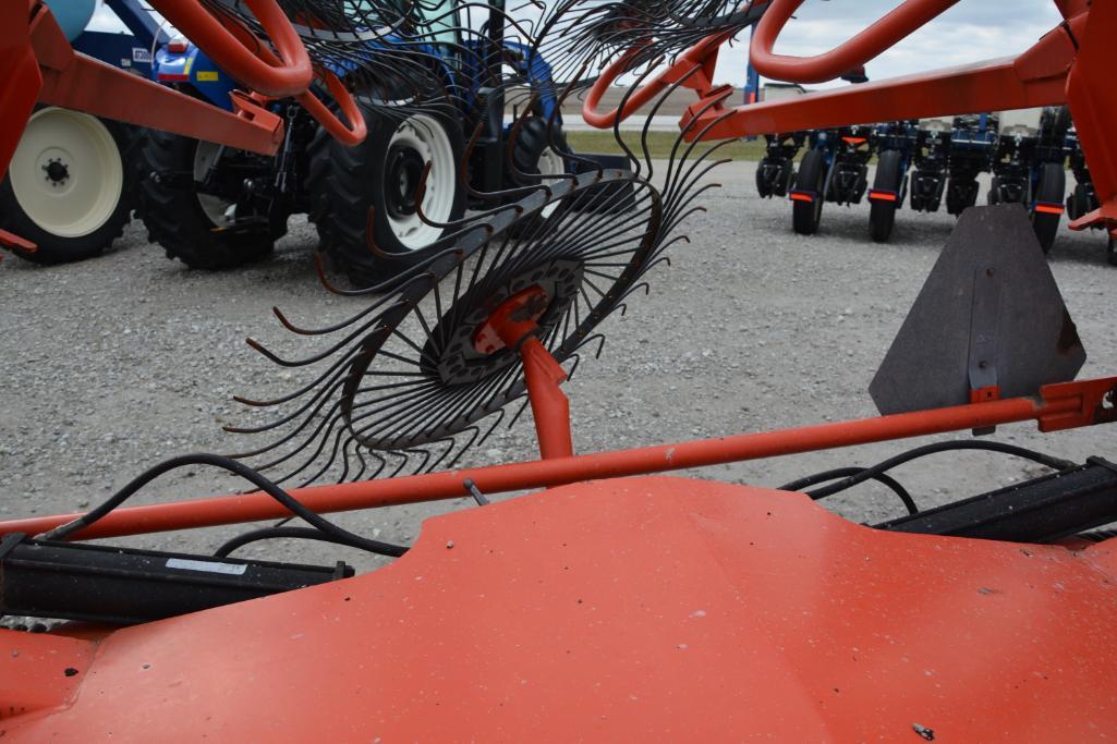 Kuhn SR112 10 wheel hay rake