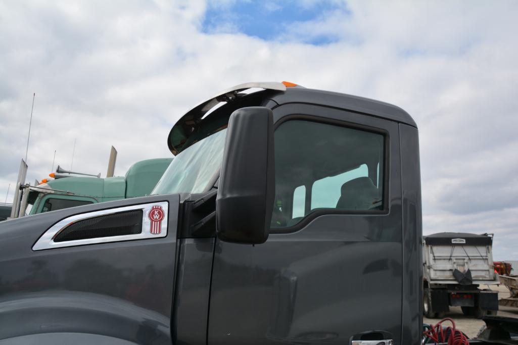 2014 Kenworth T680 day cab semi