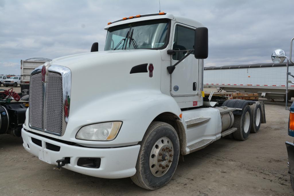 2013 Kenworth T660 day cab semi