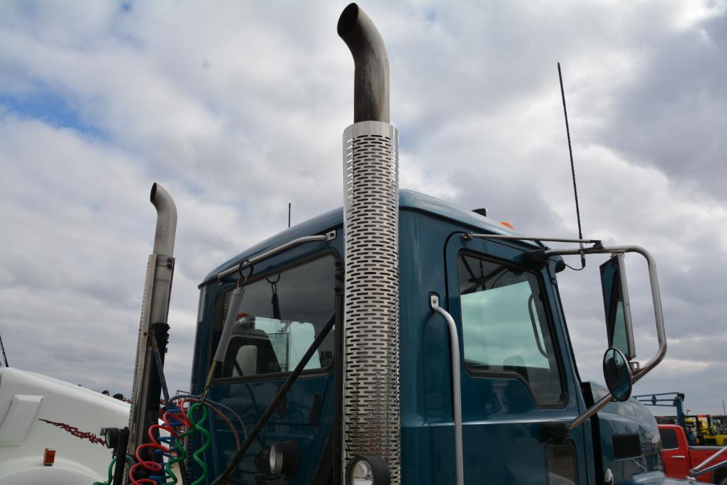 2010 Mack CHU613 day cab semi