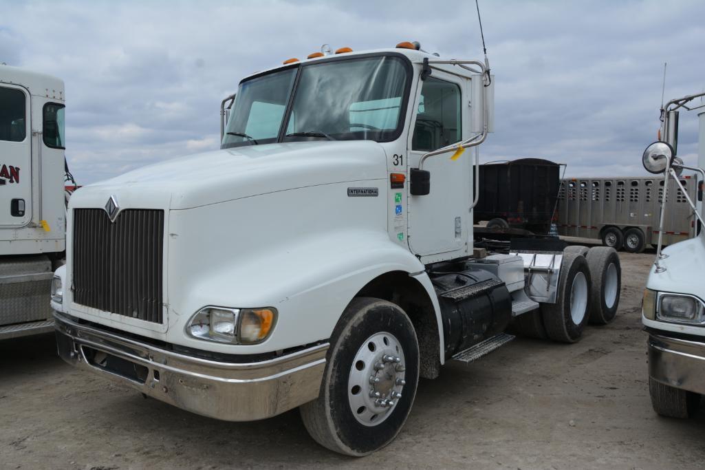 2001 International 9100i day cab semi