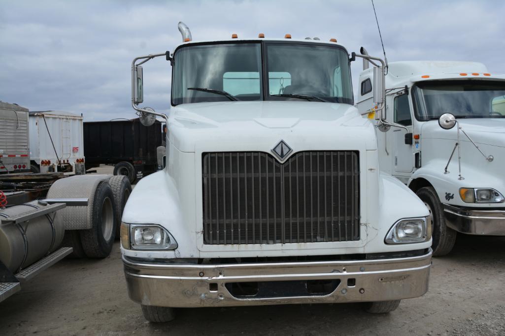 2001 International 9100i day cab semi