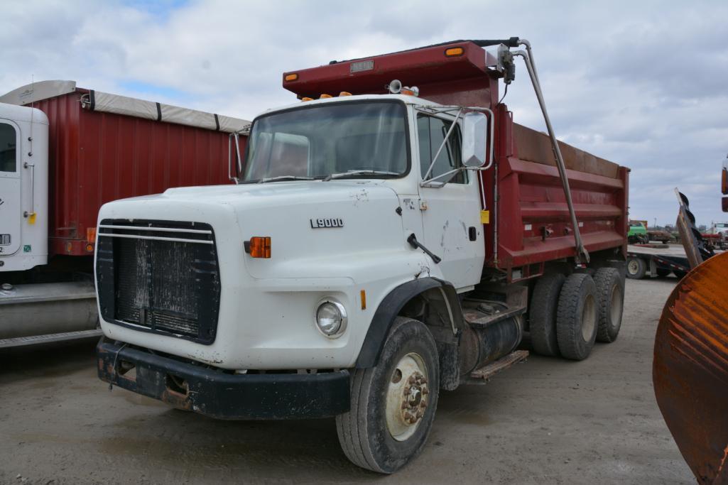 1993 Ford L9000 dump truck