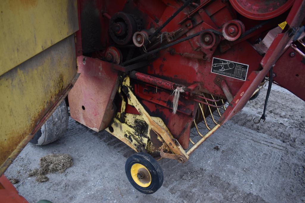 New Holland 855 round baler