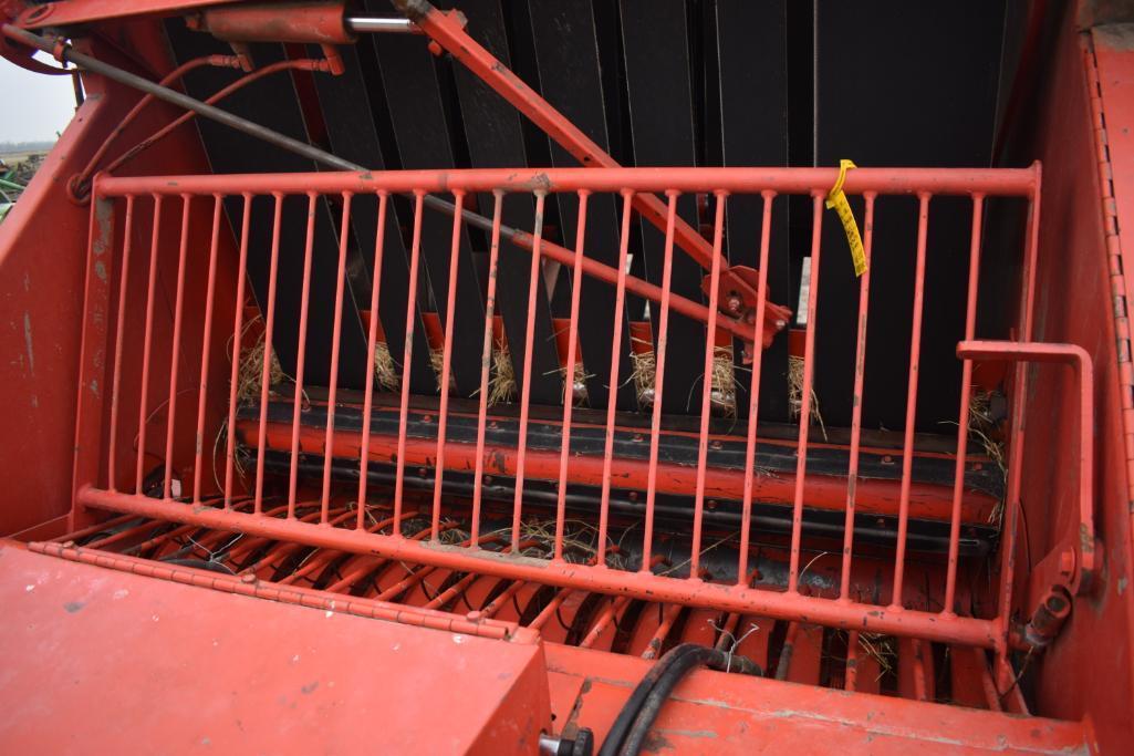 Massey Ferguson 1560 round baler