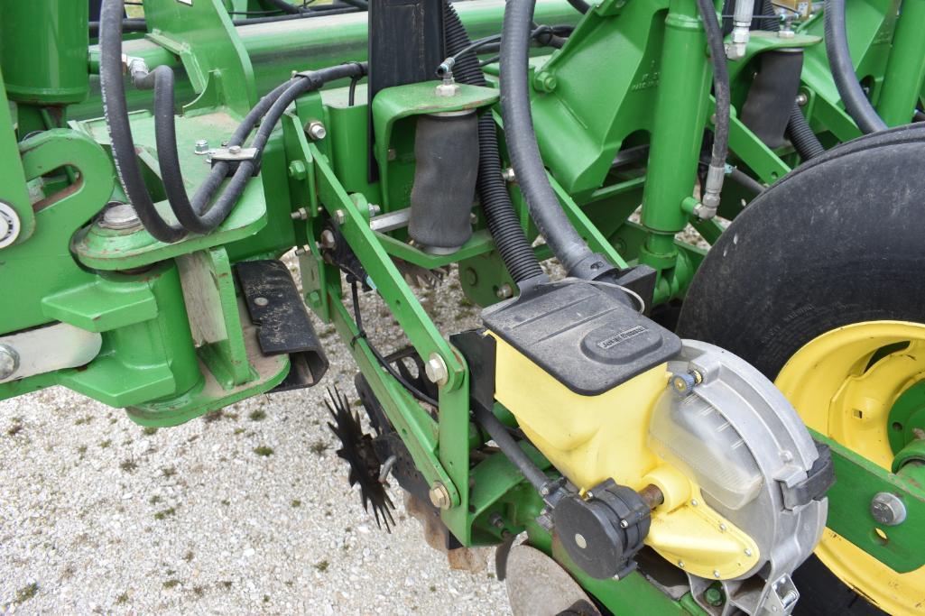 2005 John Deere 1770NT CCS 16 row 30" planter