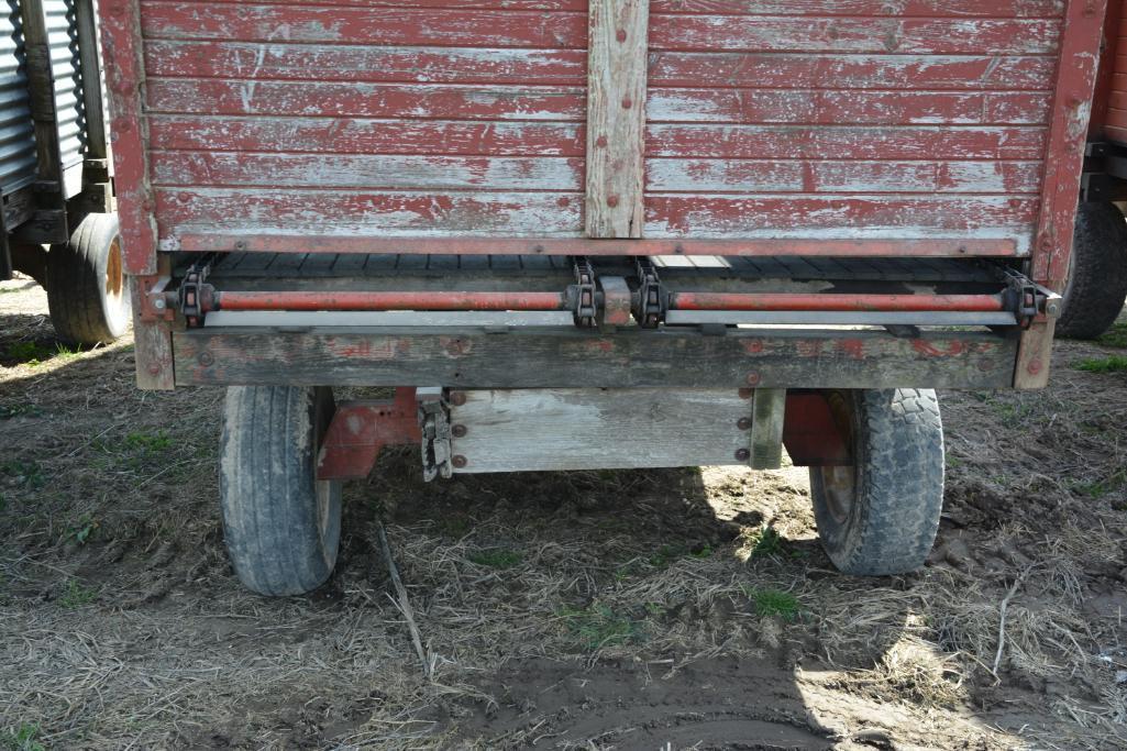 Gehl 14' silage wagon on Gehl running gear