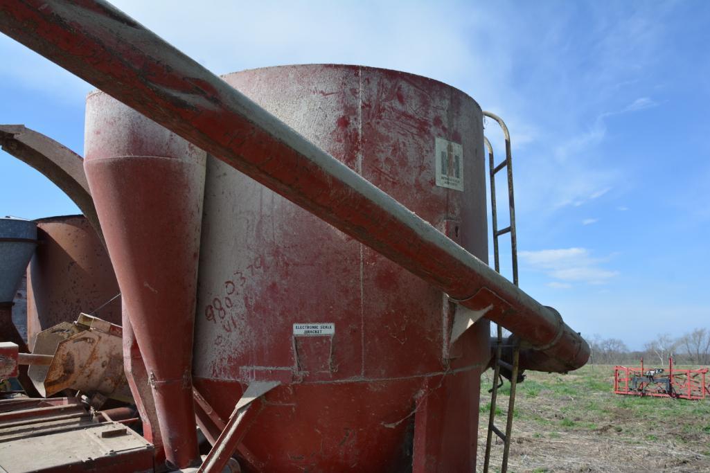 IH 1150 grinder mixer