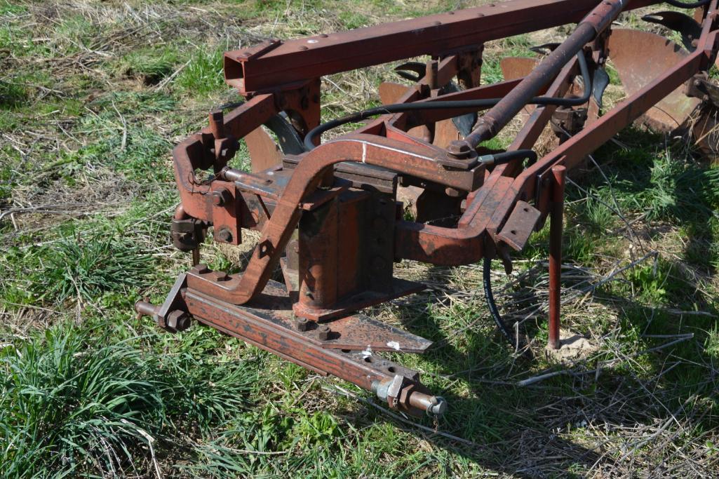 IH 550 5 bottom plow