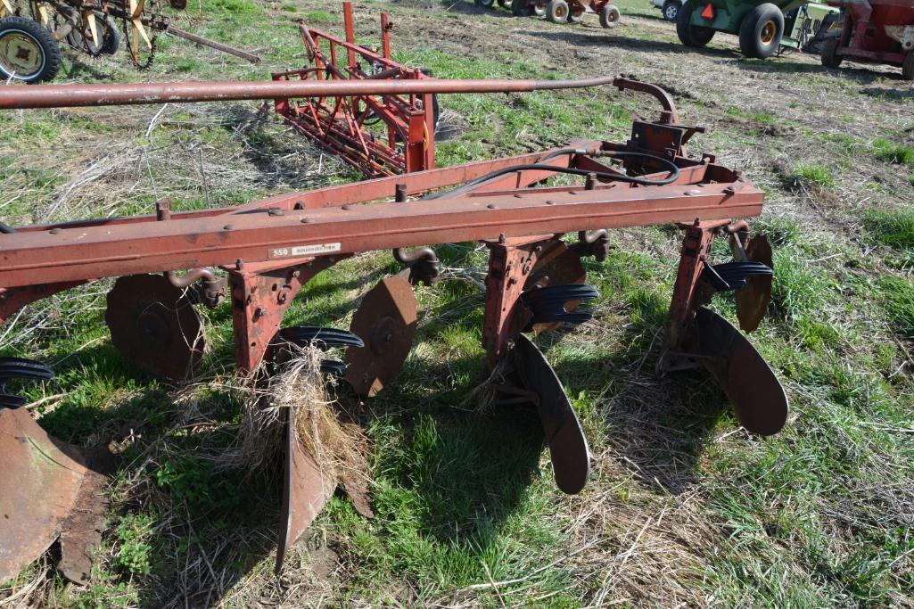 IH 550 5 bottom plow