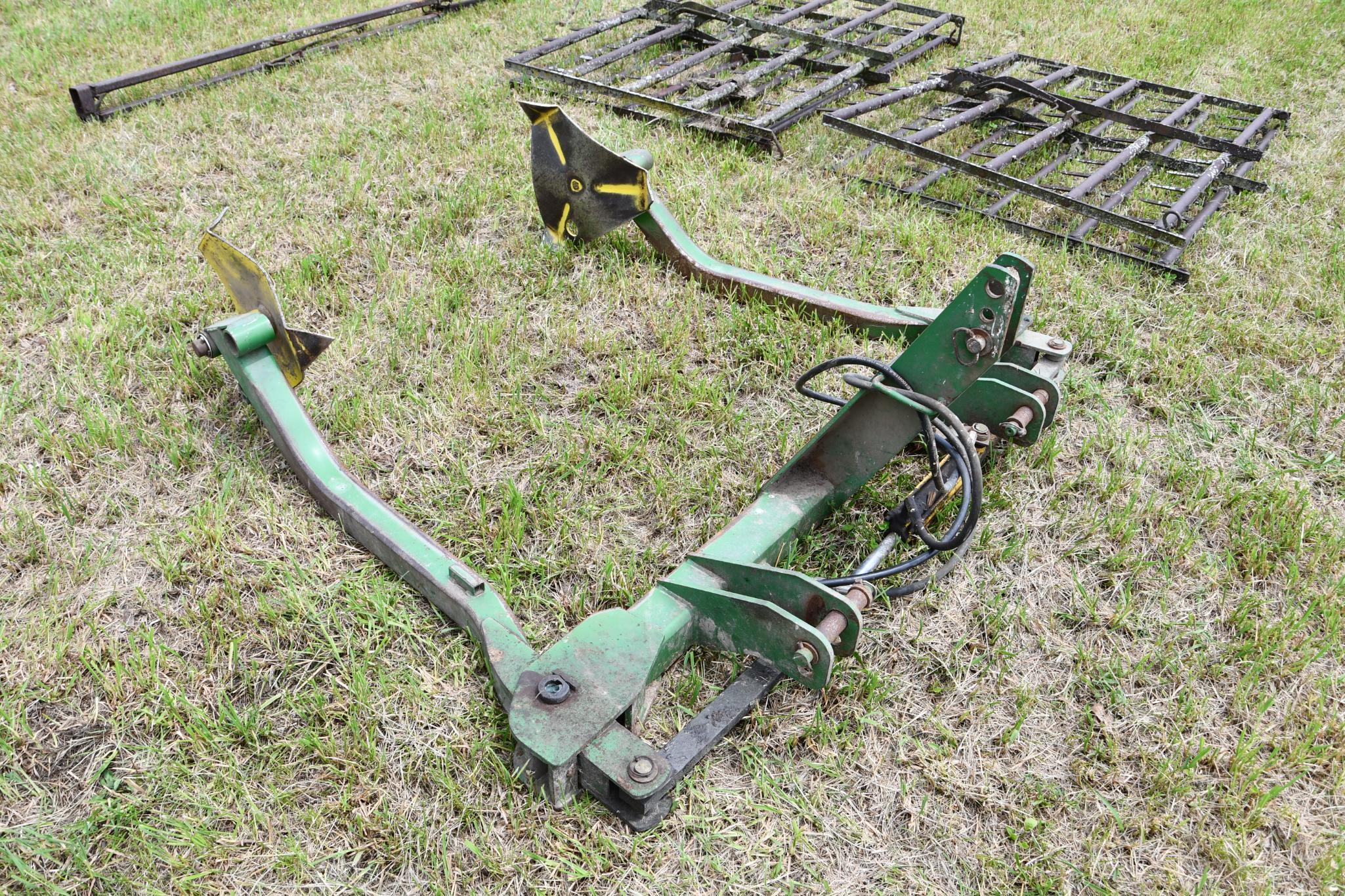 John Deere 84 3-pt. bale unroller