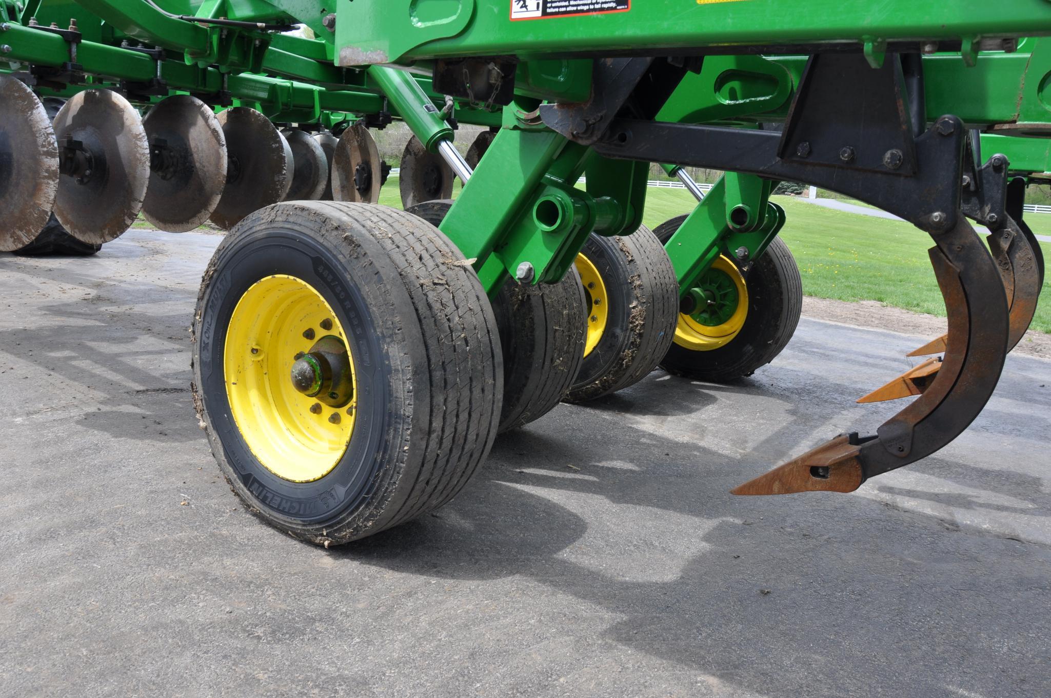 2017 John Deere 2730 11-shank disc-ripper