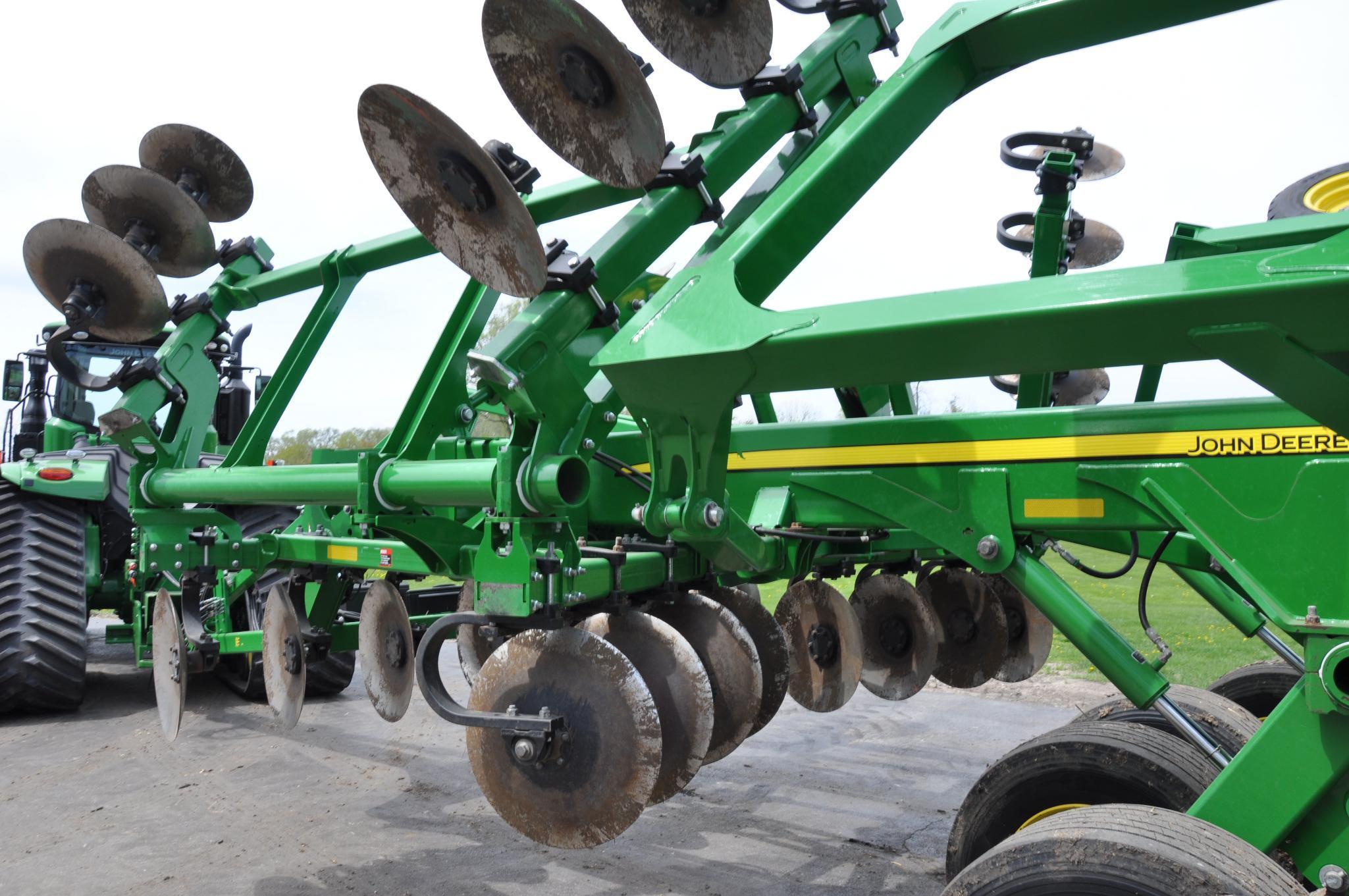 2017 John Deere 2730 11-shank disc-ripper