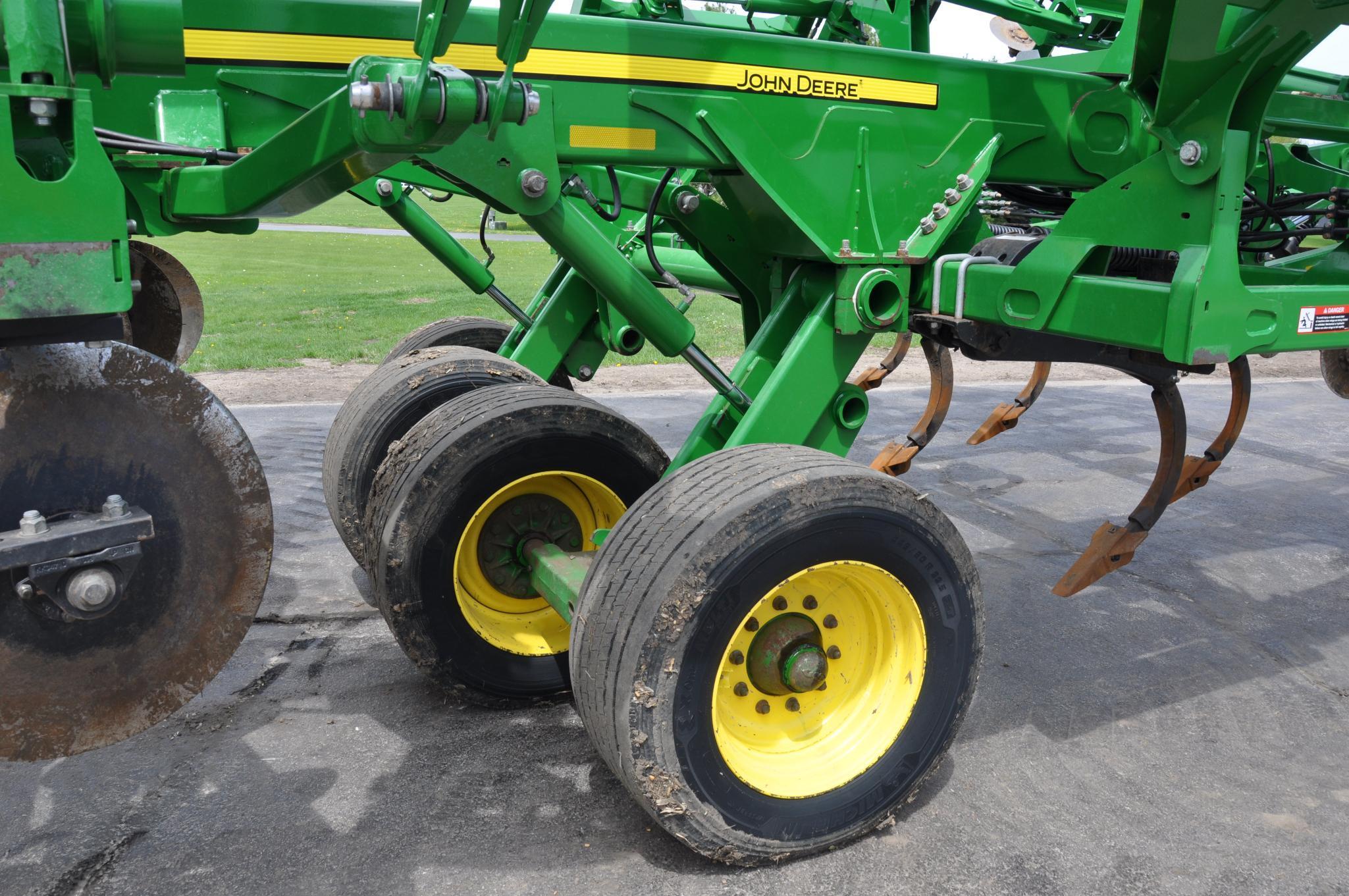 2017 John Deere 2730 11-shank disc-ripper