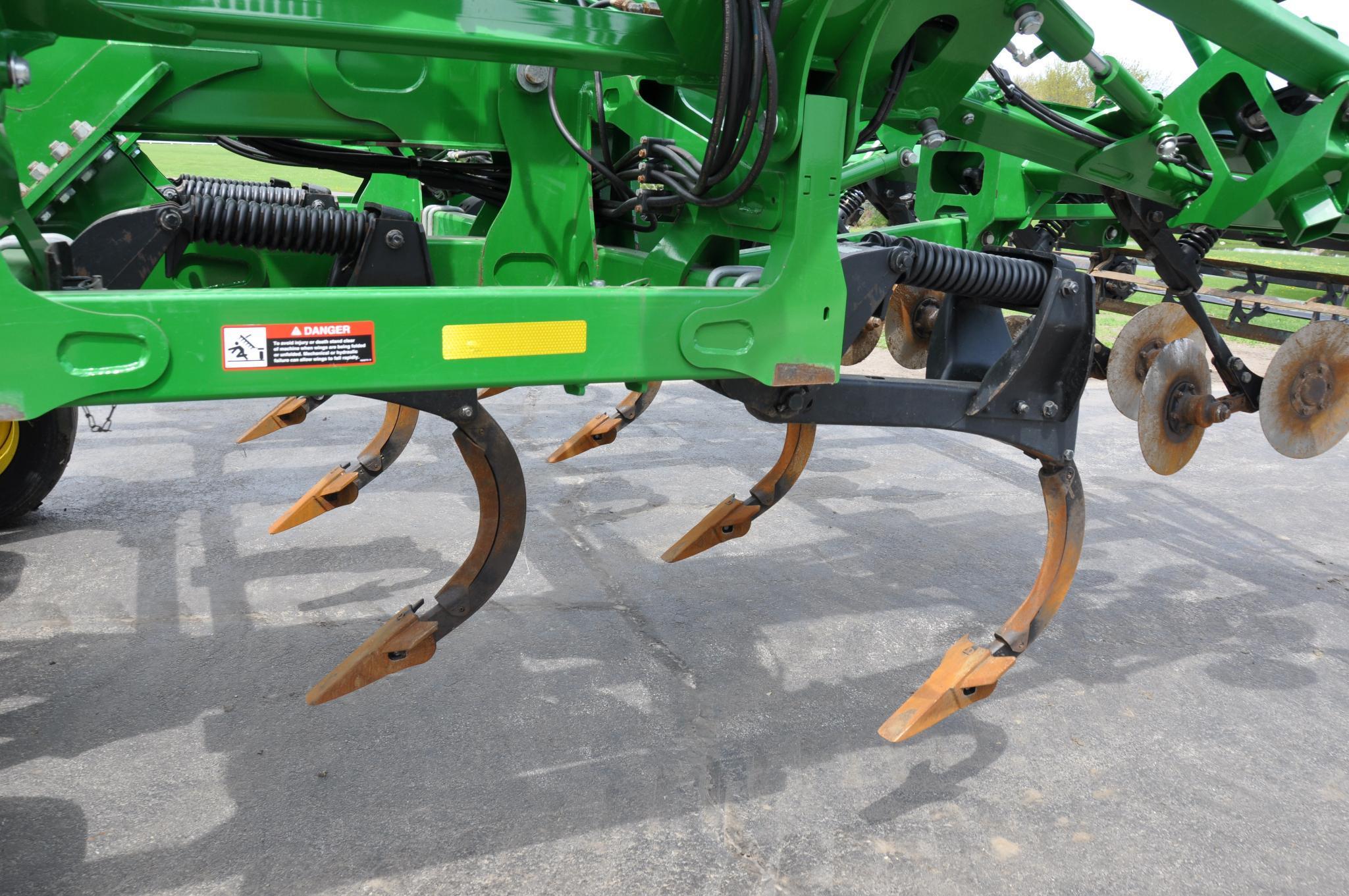 2017 John Deere 2730 11-shank disc-ripper