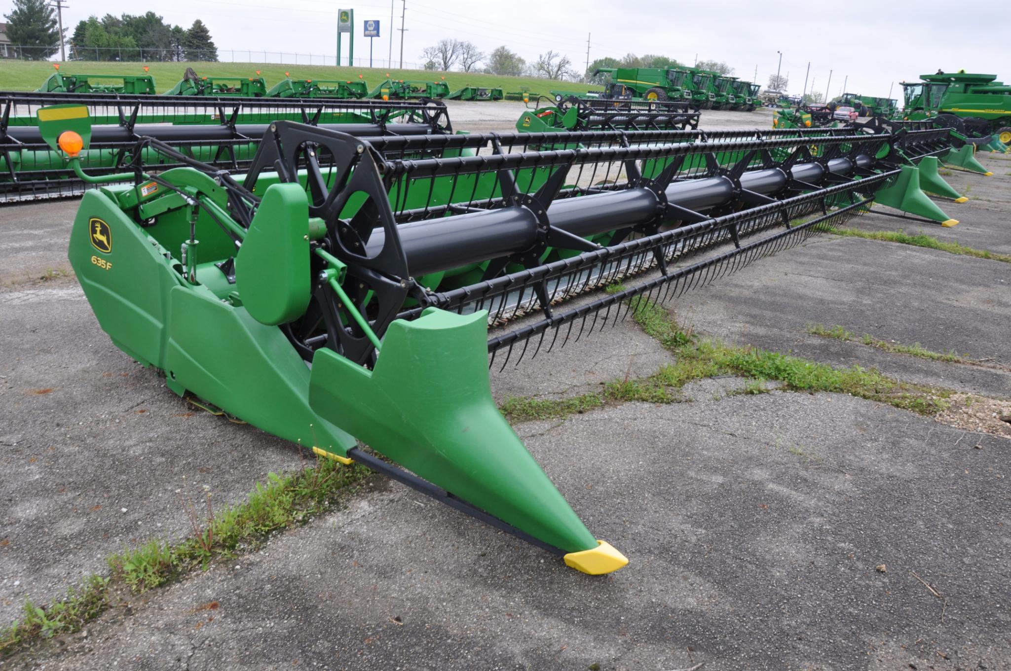 2011 John Deere 635F 35' HydraFlex platform