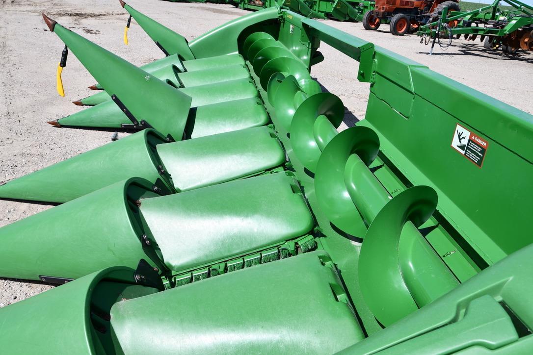 2009 John Deere 608C 8 row 30" corn head